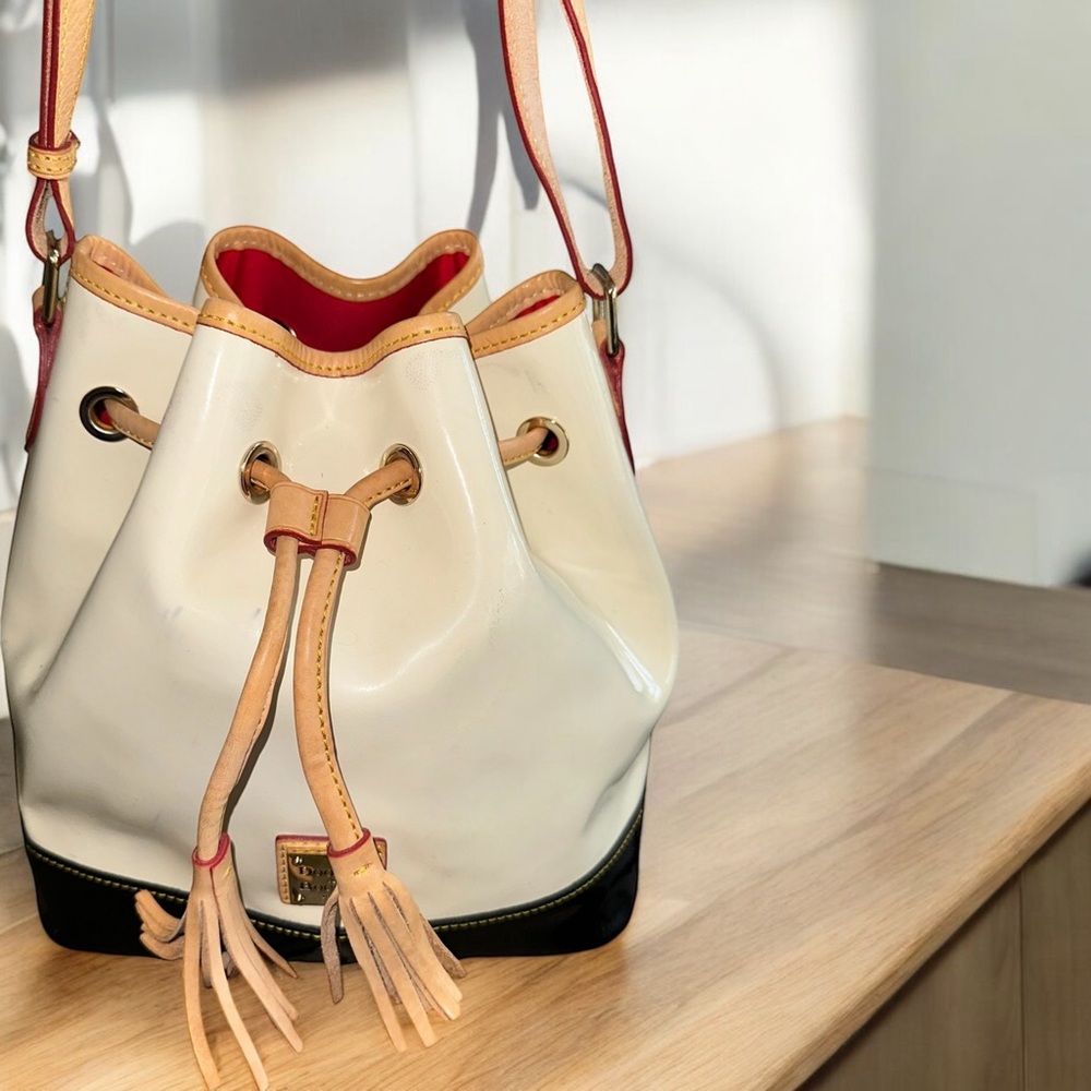 GUC Dooney & Bourke Patent and Vachetta Leather Drawstring Bucket Bag J7566592